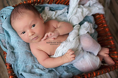 Вот так интересно малыш изобразил восточные единоборства на фотосессии