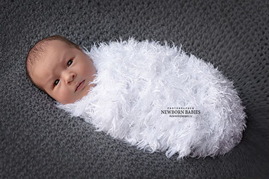 Кадр с новорожденным малышом которому 18 дней