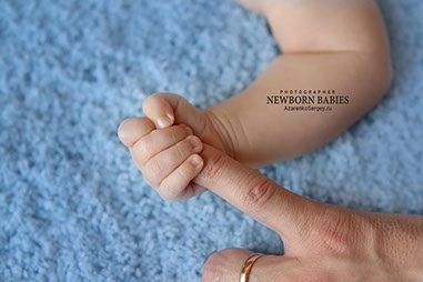 Сравнение руки малыша и папиной